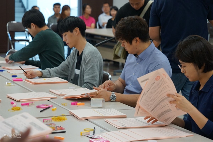 경북 포항 남ㆍ북구 선거관리위원회 직원들이 30일 오전 포항시 남구 대잠동 포항남구선거관리위원회 2층 사무실에서 오천읍 포항시의원 2명의 주민소환 투표를 청구하는 이 지역 주민 1만1,100여명의 서명 동의서를 검수하고 있다. 시의원 주민소환에 필요한 서명은 오천지역 유권자 4만3,463명의 20%인 8,693명 이상이면 되나 대상 두 의원 모두 각각 1만1,100명을 넘긴 것으로 확인됐다. 김정혜기자 kjh@hankookilbo.com