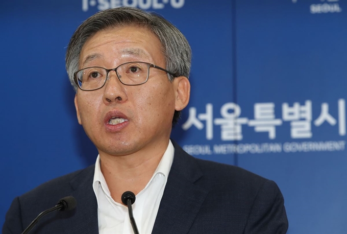 강태웅 서울시 행정1부시장이 30일 오후 서울 중구 서울시청 브리핑룸에서 서울교통공사 채용비리의혹 관련 감사원 감사에 대한 서울시 입장을 발표하고 있다. 연합뉴스