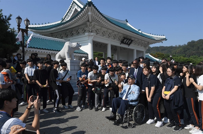 30일 동작구 국립서울현충원을 찾은 미국-터키 유엔참전용사와 가족들이 현충탑 참배를 마치고 봉림중학교 학생들과 함께 기념촬영을 하고 있다. 서재훈 기자