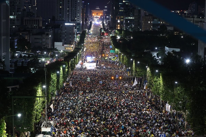 28일 오후 서울 서초구 대검찰청 앞(서초역 사거리~누에다리 구간)에서 열린 검찰개혁 사법적폐 청산 촛불문화제에서 사법적폐청산 범국민시민연대 등 참가자들이 검찰 개혁과 공수처 설치를 촉구하고 있다. 뉴스1