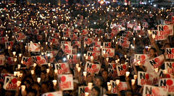 일본제품 불매운동으로 소상공인 10곳 중 7곳이 피해를 봤다는 조사 결과가 나왔다. 사진은 광복절에 서울 광화문광장에서 열린 ‘아베 규탄 범국민촛불대회’에서 참가자들이 ‘NO 아베’가 적힌 피켓을 들고 있는 모습. 한국일보 자료사진