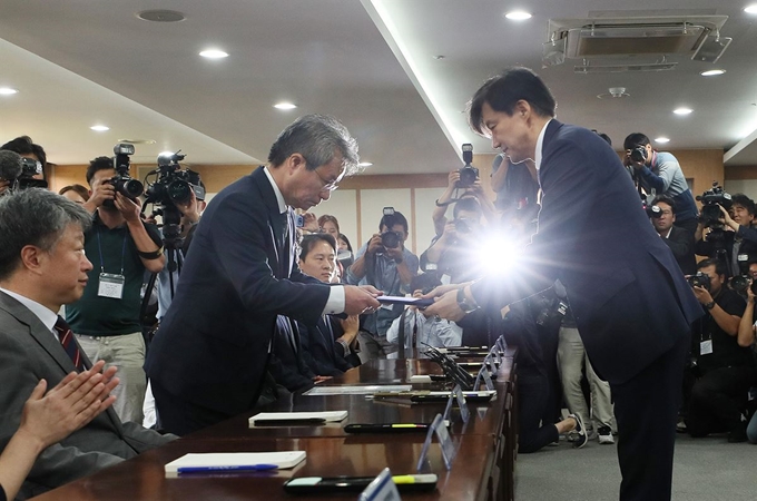 조국 법무부 장관이 30일 오후 정부과천청사에서 열린 제2기 법무·검찰 개혁위원회 발족식에서 김남준 위원장에게 위촉장을 수여하고 있다. 연합뉴스