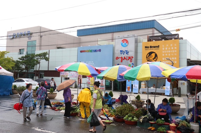 충남 노브랜드 상생스토어 당진어시장점 앞에서 상인들이 장사를 하고 있다. 이마트 제공