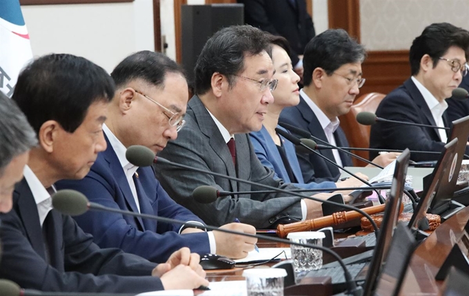 이낙연 국무총리가 1일 정부서울청사에서 열린 국무회의에서 발언하고 있다. 이날 국무회의에서는 ILO 핵심협약 비준을 위한 노동관계법 개정안이 통과됐다. 연합뉴스