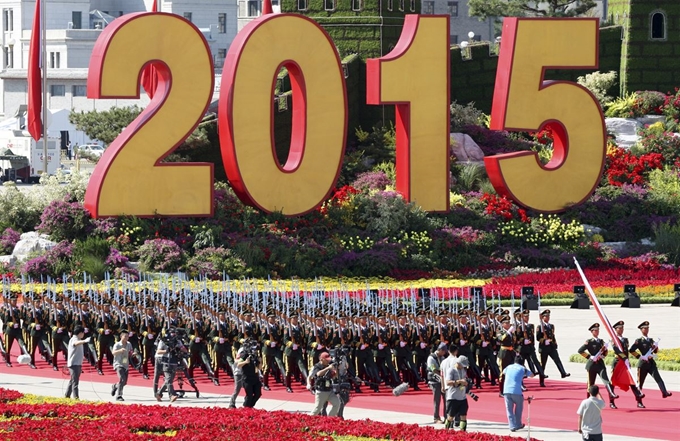 2015년 9월 3일 중국 베이징 톈안먼 광장에서 열린 '중국인민의 항일전쟁 승리 및 세계 반(反)파시스트 전쟁 승리 70주년' 기념 열병식이 열리고 있다. 한국일보 자료사진