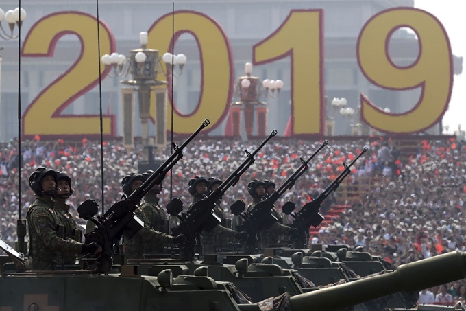 1일 중국 베이징 텐안먼 광장에서 열린 70주년 건국절 열병식에 무장장갑차가 행진을 하고 있다. AP 연합뉴스