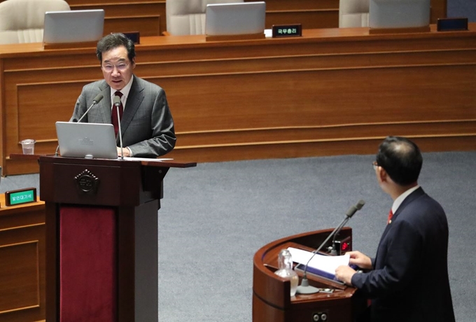 이낙연(왼쪽) 국무총리가 1일 오후 국회 본회의장에서 열린 교육·사회·문화 분야 대정부질문에서 주호영 자유한국당 의원의 질문에 답변하고 있다. 연합뉴스