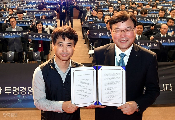 1일 인천공항공사에서 열린 인천공항 투명윤리경영 공동추진 협약식에서 장기호 인천국제공항공사 노조위원장과 구본환 인천공항공사 사장이 협약서를 들어 보이고 있다.고영권 기자