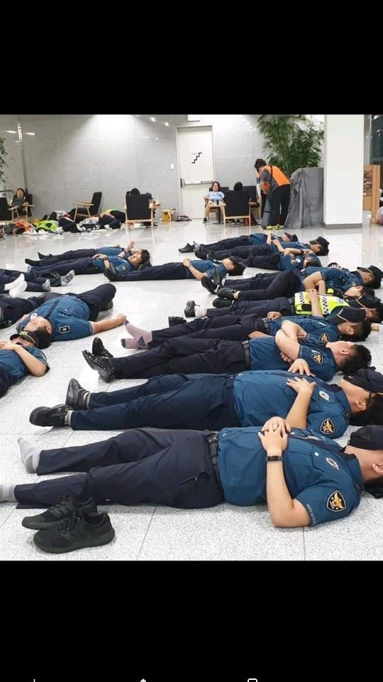 한국도로공사 톨게이트 요금수납원과 민주노총 250여명이 도로공사 본사를 점거하고 농성에 들어간 지 1일로 23일째를 맞은 가운데 경찰관들이 도공 로비에서 이불 한장 없이 대리석 바닥에서 잠을 자고 있다. 독자제공