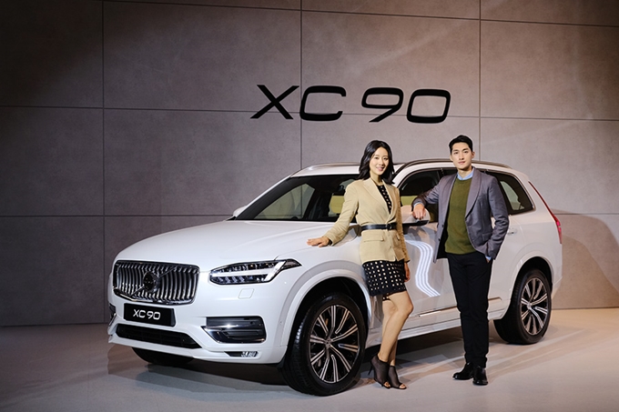 볼보가 디자인의 디테일을 더한 신형 XC90을 공개했다.