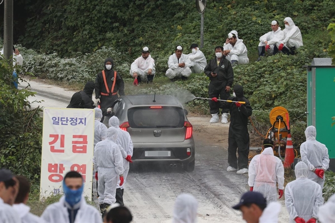 2일 경기 파주시 파평면의 한 양돈농가에서 아프리카돼지열병(ASF)이 발생해 방역당국이 소독 작업을 하고 있다. 연합뉴스