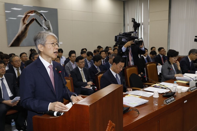 2일 서울 여의도 국회에서 열린 과학기술정보방송통신위원회의 과학기술정보통신부 등 11개 기관에 대한 국정감사에서 최기영 과기부 장관이 업무보고를 하고 있다. 뉴시스