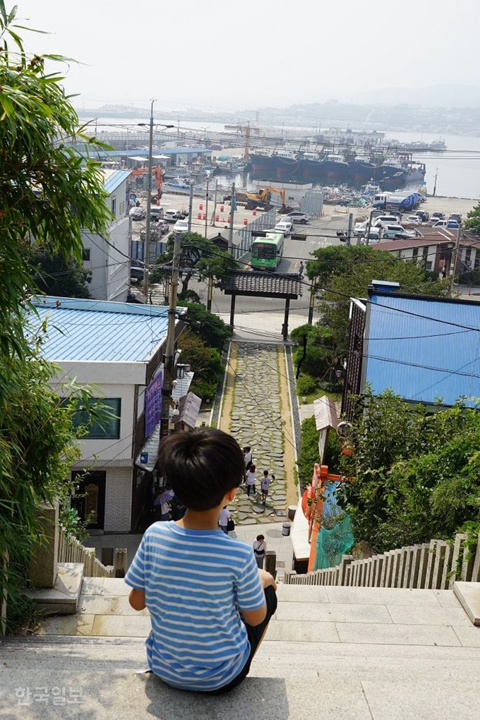 경북 포항시 남구 구룡포읍 일본인가옥거리 입구에서 계단을 따라 산 위 구룡포공원에 오르면 바다내음과 함께 구룡포항의 아기자기한 풍경을 감상할 수 있다. 포항=김정혜기자 kjh@hankookilbo.com