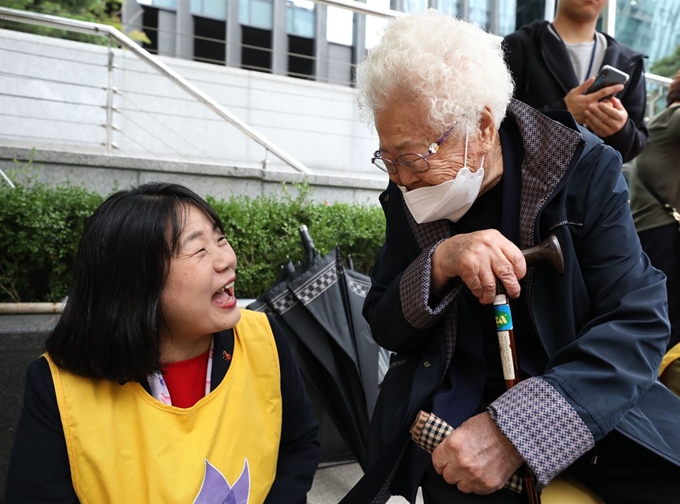 일본군 성노예제 문제해결을 위한 제1407차 정기 수요 시위가 열린 2일 오후 서울 종로구 옛 일본대사관 앞에서 이옥선(오른쪽) 할머니와 윤미향 한국정신대문제대책협의회 상임대표가 활짝 웃고 있다. 뉴시스