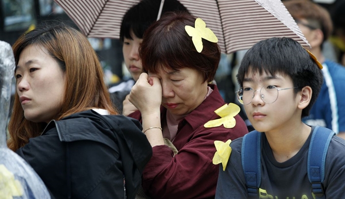 2일 오후 서울 종로구 구 일본대사관 앞에서 열린 제1407차 일본군 성노예제 문제해결을 위한 정기 수요시위에서 한 참가자가 눈시울을 붉히고 있다. 뉴스1