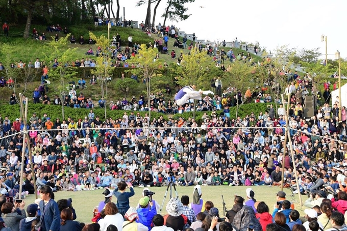 동래읍성역사축제 기간 선보이는 전통 줄타기 공연. 부산 동래구 제공