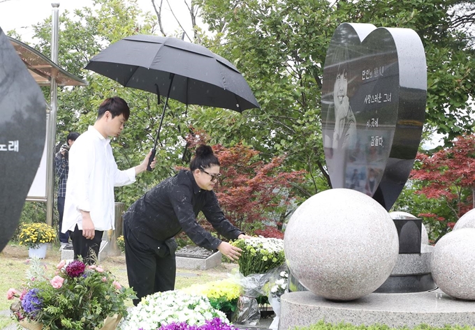 2일 오전 경기도 양평군 갑산공원묘역에서 열린 故 최진실의 11주기 추도예배에 참석한 방송인 이영자와 송성호 매니저(왼쪽)가 고인의 묘역에 꽃을 놓고 있다. 2019.10.2/뉴스1