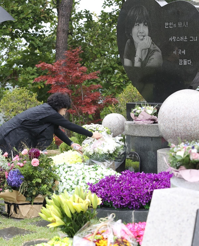 2일 오전 경기도 양평군 갑산공원묘역에서 열린 故 최진실의 11주기 추도예배에 참석한 고인의 모친이 꽃을 놓고 있다. 뉴스1