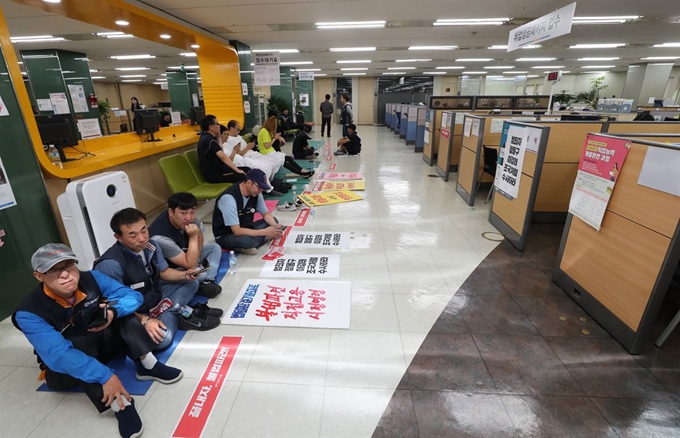 지난 1일 오후 서울 중구 서울지방고용노동청 2층 민원창구에서 금속노조 기아자동차비정규직회 조합원들이 현대ㆍ기아차에 직접 고용을 촉구하는 팻말을 놓고 농성을 하고 있다. 연합뉴스