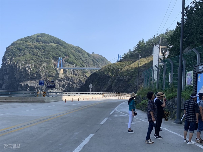 경북 울릉도 일주도로 가운데 미개통 구간이었던 4.75km 구간 중 마지막 터널인 섬목 터널을 지나면 그 동안 발길이 뜸했던 관음도와 섬을 연결하는 연도교의 모습이 한 눈에 들어온다. 김재현기자 k-jeahyun@hankookilbo.com