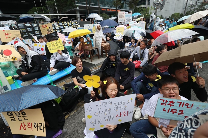 2일 서울 종로구 옛 일본대사관 앞에서 열린 제1407차 일본군 성노예제 문제해결을 위한 정기 수요시위에서 참석자들이 일본대사관을 향해 함성을 지르고 있다. 연합뉴스