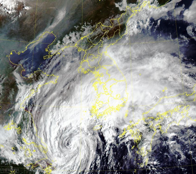 천리안 위성 2A를 통해 본 제18호 태풍 ‘미탁’의 2일 오전 모습. 중부와 남부 지방 일대가 ‘미탁’이 품고 온 구름으로 가득 차 있다. ‘미탁’은 이날 오후 제주를 지나 3일 자정께 전남 목포 부근에 상륙할 것으로 기상청은 예보했다. 기상청 제공
