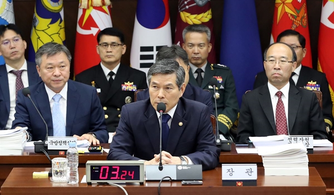 정경두 국방부 장관이 2일 오전 서울 용산구 국방부 청사에서 열린 국회 국방위 국정감사에서 북한의 잠수함발사탄도미사일(SLBM) 추정 발사체와 관련해 현안보고를 하고 있다. 연합뉴스