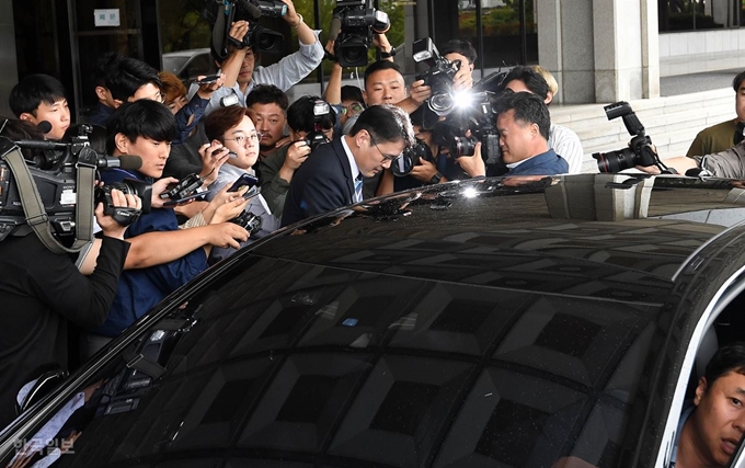 2일 정경심 교수측 변호인 이인걸 변호사가 서초동 서울중앙지검을 나서며 취재진에 둘러싸여 질문을 받고 있다. 서재훈 기자