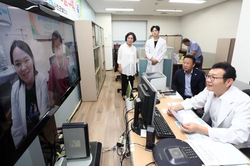 인천의 한 병원에서 전문의가 옹진군의 한 섬의 환자를 대상으로 화상 진료 상담을 하고 있다. 옹진군 제공