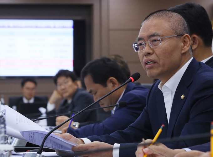 최교일 자유한국당 의원이 2일 정부세종청사 기획재정부에서 열린 국회 기획재정위원회 국정감사에서 홍남기 경제부총리에게 질의하고 있다. 세종=연합뉴스