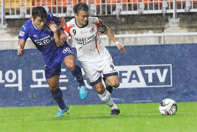 2일 오후 경기 수원월드컵경기장에서 열린 2019 KEB하나은행 대한축구협회(FA)컵 4강 2차전 수원 삼성 블루윙즈와 화성FC의 경기. 화성 문준호가 드리블을 하고 있다. 수원=연합뉴스