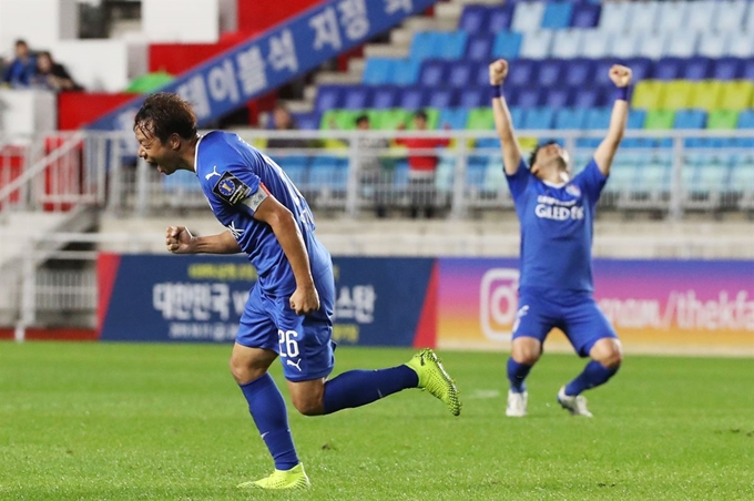 2일 오후 경기도 수원시 팔달구 수원월드컵경기장에서 열린 2019 KEB하나은행 대한축구협회(FA)컵 4강 2차전 수원 삼성 블루윙즈와 화성FC의 경기. 골을 넣은 수원 염기훈이 기뻐하고 있다. 수원=연합뉴스