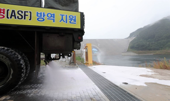 2일 오후 강원 접경지 화천군 최전방 평화의댐 일대에서 군부대 차량이 아프리카 돼지열병(ASF) 확산을 막기 위해 긴급 방역을 벌이고 있다. 연합뉴스