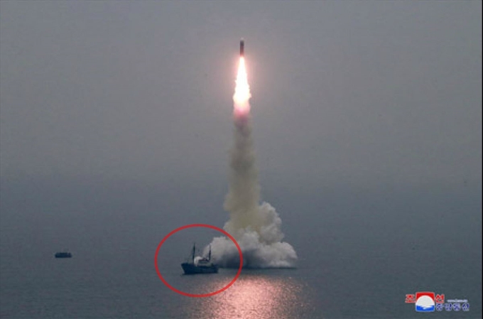 북한이 지난 2일 신형 잠수함발사탄도미사일(SLBM) '북극성-3형'을 성공적으로 시험발사했다고 조선중앙통신이 3일 보도했다. 미사일 발사 위치 바로 옆에 선박(붉은 원)이 떠 있는 모습이 보이는데 수중발사대가 설치된 바지선을 끌고온 견인선으로 추정된다. 연합뉴스