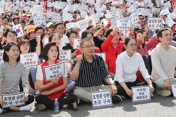 자유한국당 황교안 대표와 나경원 원내대표 등 당원들이 3일 오후 광화문 광장에서 열린 `문재인 정권 헌정유린 중단과 위선자 조국 파면 촉구' 광화문 규탄대회에서 구호를 외치고 있다. 연합뉴스