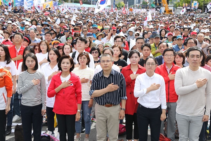 황교안 자유한국당 대표, 나경원 원내대표 등이 3일 오후 서울 광화문광장에서 열린 '문재인 정권의 헌정유린 중단과 위선자 조국 파면 촉구 광화문 규탄대회'에서 국민의례를 하고 있다. 뉴스1