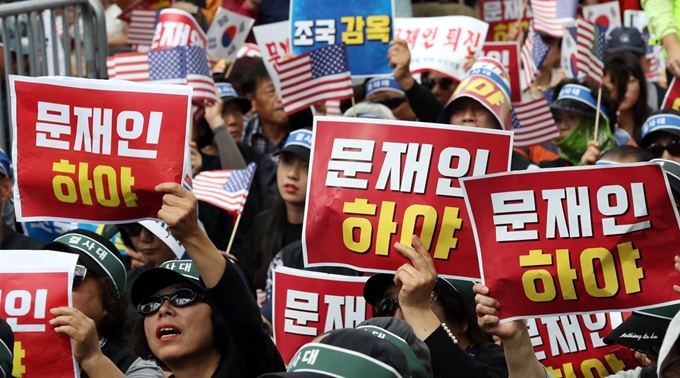 3일 서울 광화문광장에서 열린 문재인하야범국민투쟁본부의 ‘文대통령 하야’ 범국민 투쟁대회에서 참가자가 '문재인 하야' 손피켓을 들고 있다. 뉴시스