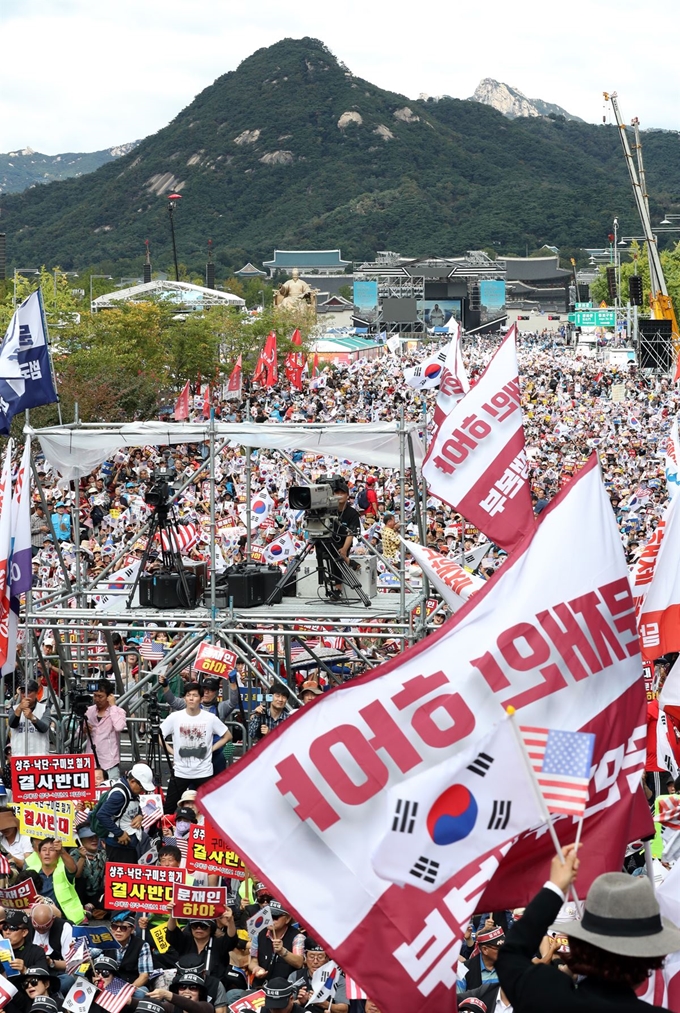 3일 서울 광화문광장에서 문재인하야범국민투쟁본부의 ‘文대통령 하야’ 범국민 투쟁대회가 열리고 있다. 뉴시스