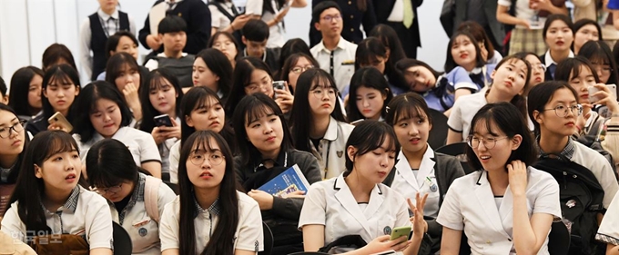 지난 6월 서울 중구 동대문디자인플라자에서 열린 2019 우수기술연구센터(ATC) 사업 성과교류회 및 마이스터고, 특성화고 채용박람회에서 학생들이 채용공고 설명을 듣는 모습. 한국일보 자료사진