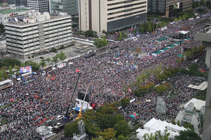 3일 서울 광화문 정부서울청사에서 바라본 광화문광장. 보수단체 집회 참가자들이 광장을 가득 메웠다. 연합뉴스