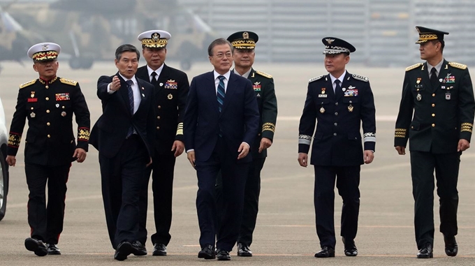 문재인 대통령이 1일 대구 공군기지에서 국군의 날 행사 지상사열 후 정경두 국방부 장관 등 군 수뇌부와 이동하고 있다. 대구=연합뉴스