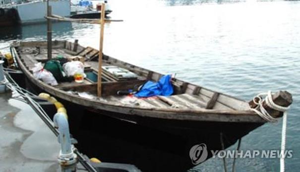 삼척항 정박 북한 목선. 국방부 제공