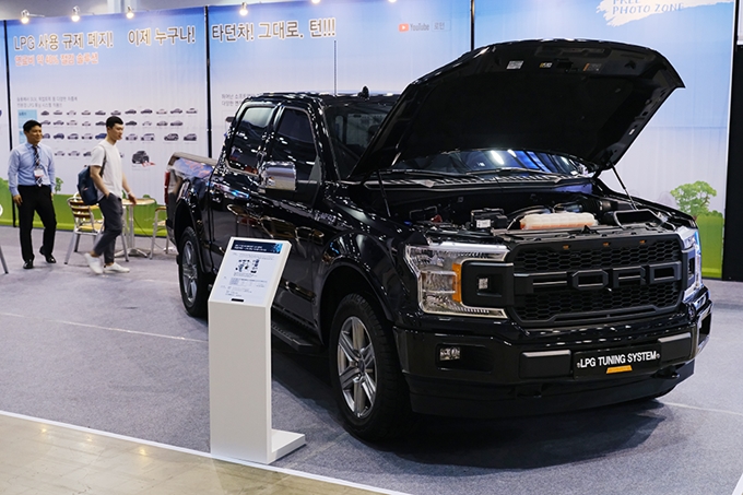 2019 오토살롱위크에 참가한 로턴이 포드 F-150을 위한 LPG 튜닝 시스템을 선보였다.