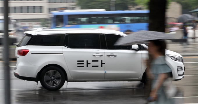 서울 도심에서 운행 중인 ‘타다’. 연합뉴스 자료사진