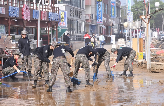 4일 강원 삼척시 시내에서 군 장병들이 태풍 '미탁'으로 말미암아 침수됐던 시가지 도로를 청소하고 있다. 삼척=연합뉴스