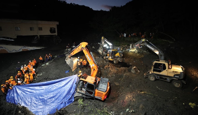 3일 오전 부산 사하구 구평동 산사태 매몰 현장에서 소방당국이 실종자 수색 작업을 펼치고 있다.연합뉴스