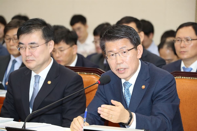 [저작권 한국일보] 은성수 금융위원장이 4일 오전 국회에서 열린 정무위 국정감사에서 답변하고 있다. 오대근 기자 / 2019-10-04(한국일보)