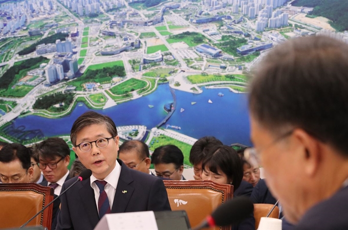 4일 국회에서 열린 국회 국토위원회의 한국토지주택공사(LH) 국정감사에서 변창흠 한국토지주택공사 사장이 의원질의에 답변하고 있다. 연합뉴스