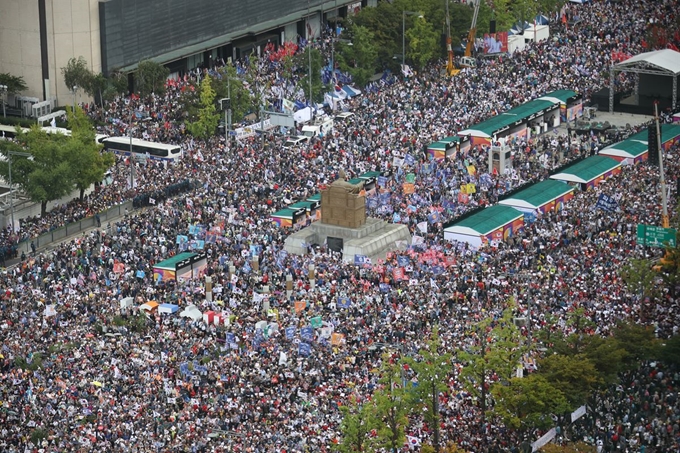 3일 오후 정부서울청사에서 바라본 광화문광장 주변. 자유한국당 관계자와 범보수단체 등이 각각 개최한 집회에 참석자들이 가득 차 있다. 연합뉴스