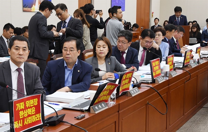 자유한국당 의원들이 4일 서울 여의도 국회에서 열린 과학기술정보방송통신 위원회 국정감사에서 한상혁 방송통신위원장을 인정하지 않겠다는 뜻으로 모두발언을 외면하며 사퇴를 촉구하고 있다. 오대근 기자